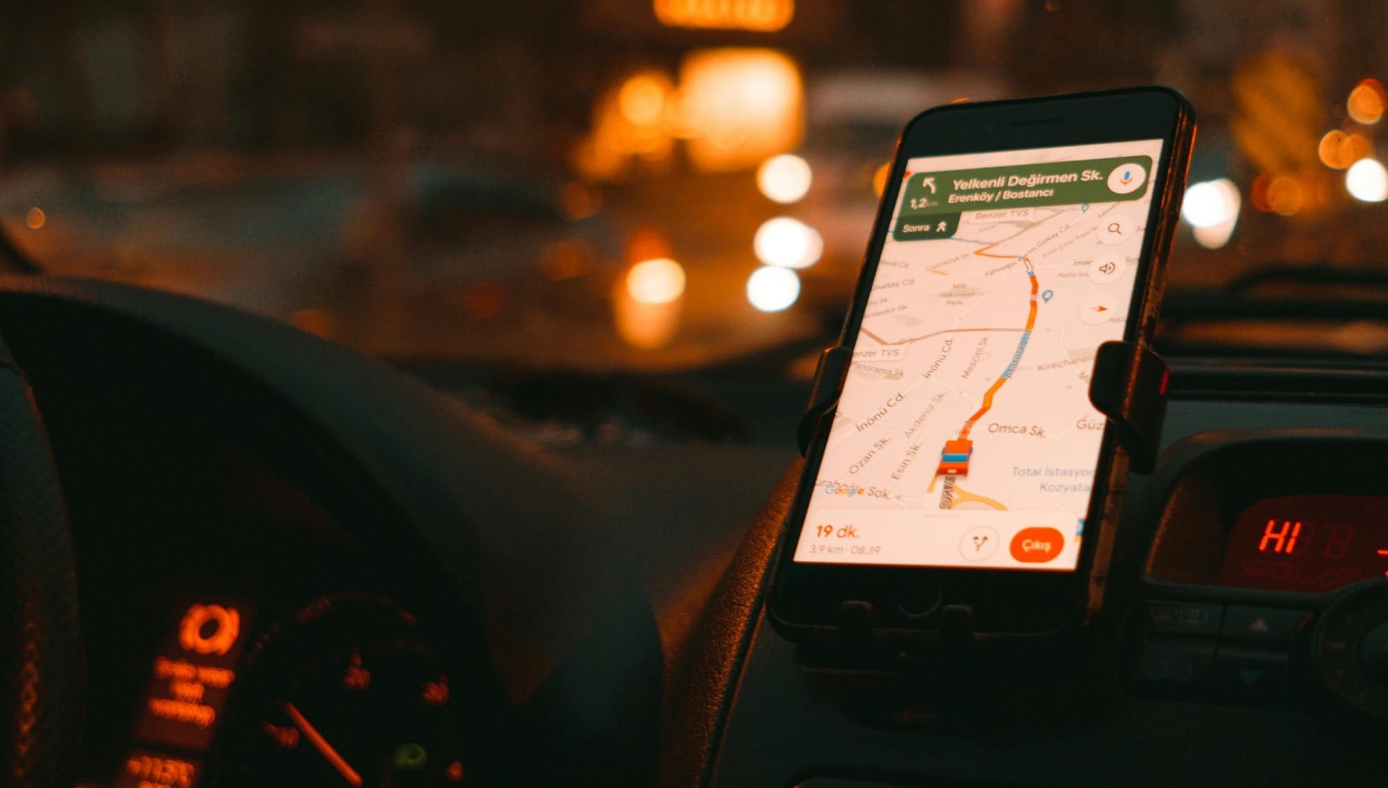 Smart Mounts for Smart Drivers: Your 2025 Guide to the Best iPhone Holders